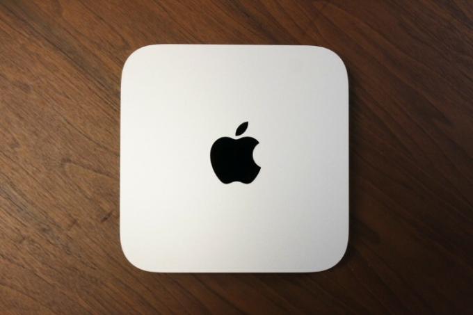 木製の表面に置かれた Mac mini を上から見た図。