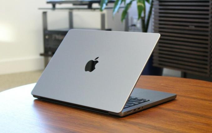 木製テーブルの上に置かれた MacBook Pro。