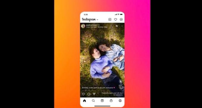 Instagram's app-formaat op volledig scherm op een kleurrijke achtergrond.