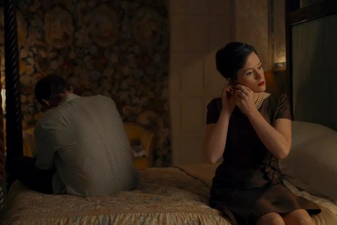 Claire Foy e Paul Bettany sentam-se em lados opostos da cama em A Very British Scandal.