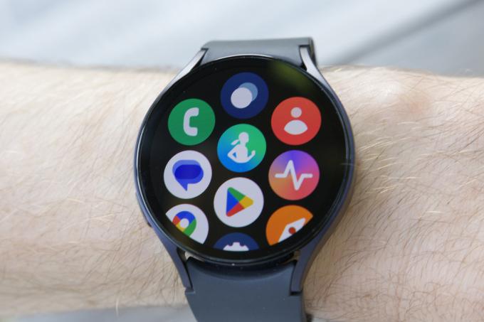 აპების გვერდი Samsung Galaxy Watch 6-ზე.