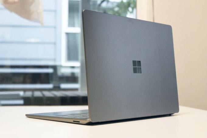 Surface Laptop 5'in arka kapağı bir masa üzerinde.