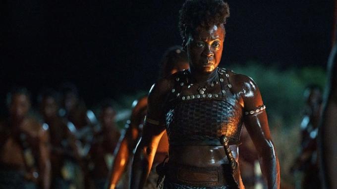 Viola Davis in Kampfausrüstung führt eine Armee in einer Szene aus „The Woman King“.