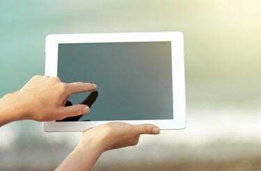 tablette blanche avec un écran vide dans les mains