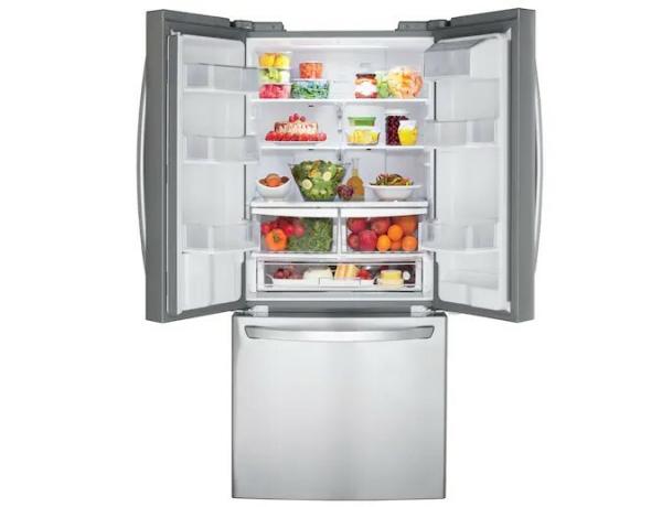 프렌치도어가 열린 LG LFDS22520S 냉장고입니다.