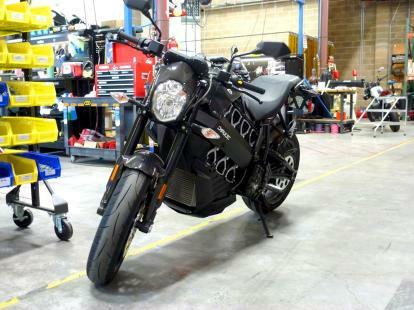 Brammo Empulse elektrikli motosiklet önizlemesi ön yan garaj kapatma testi