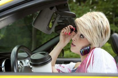 研究: 10 代の若者はテキストメッセージを送信したり車を運転したりするのが悪いことだと知っているので、とにかくそうしましょう (絶対にダメです!)
