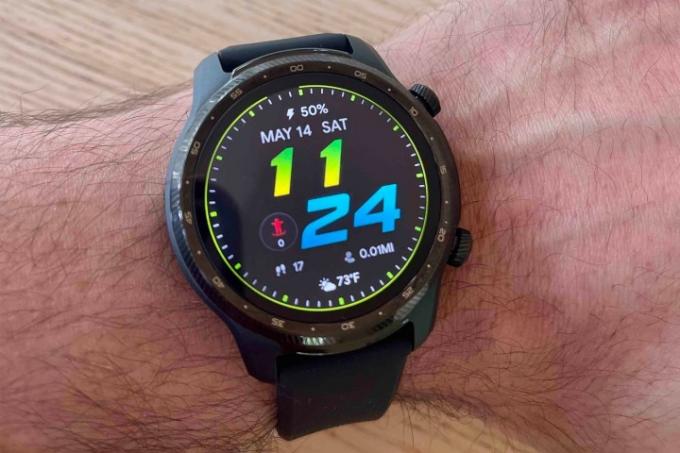 Mees kannab vasakul randmel A TicWatch Pro 3 Ultra.