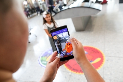 어린이 여행 앱으로 히드로 공항에서 젊은이들이 즐거운 시간을 보낼 수 있습니다.