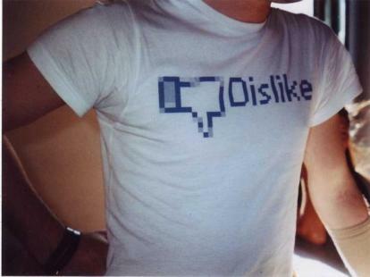 ツイッターがフェイスブックの嫌いなシャツから十代の愛を盗む