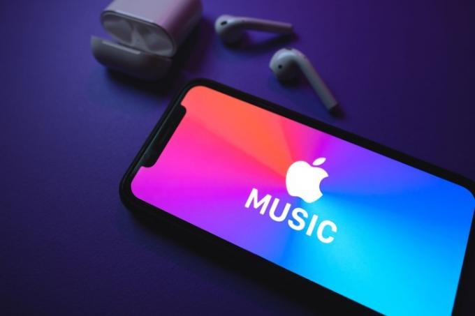 Logotipo da Apple Music em um smartphone.