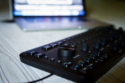 Вече не само за фотографи, Loupedeck+ поддържа Premiere Pro