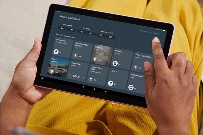 Eine Person, die das Amazon Fire HD 10 2021 verwendet.