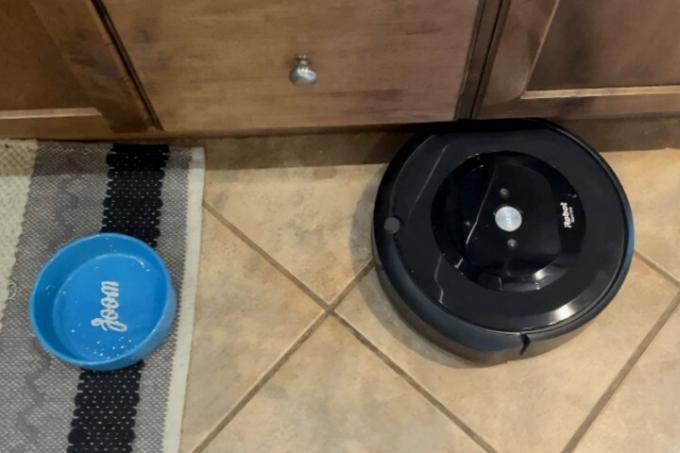 En iRobot Roomba e5 sitter på gulvet.