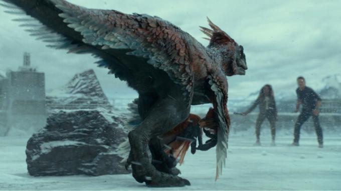 In einer Szene aus Jurassic World: Dominion nähert sich ein Dinosaurier zwei Charakteren auf dem Eis.