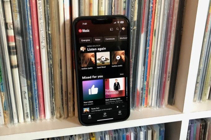 iPhone z zainstalowaną aplikacją YouTube Music.