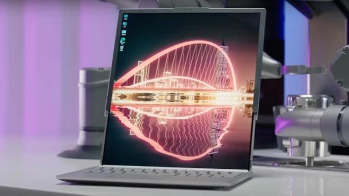 Prototip ThinkPad z zvitljivim zaslonom Lenovo na mizi.