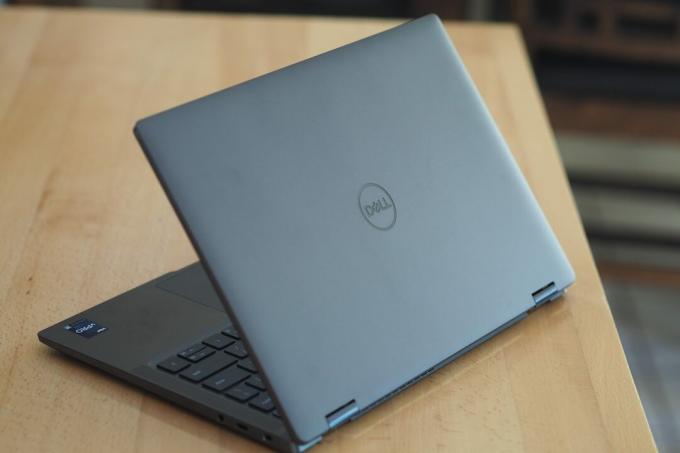 Dell Latitude 9330 の背面図。蓋とロゴが表示されています。