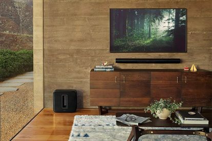 Una soundbar Sonos Arc all'interno di una configurazione home theater.