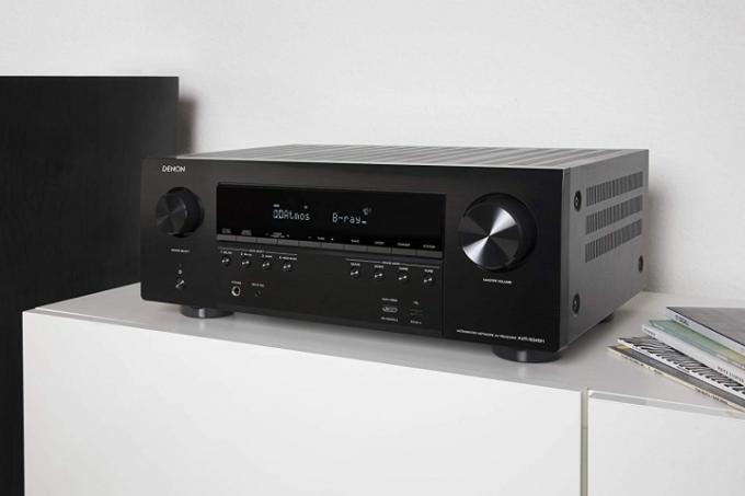 Um receptor AV Denon 4K.