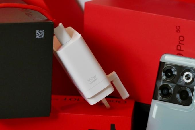 Nabíjecí blok OnePlus 10T SuperVOOC.