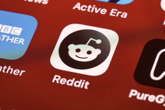 iOS ホーム画面上の Reddit アプリのアイコン。