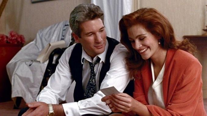 Richard Gere uśmiecha się do Julii Roberts w Pretty Woman.