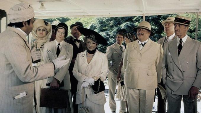Poirot seisoo useiden epäiltyjen kanssa Kuolemassa Niilillä.