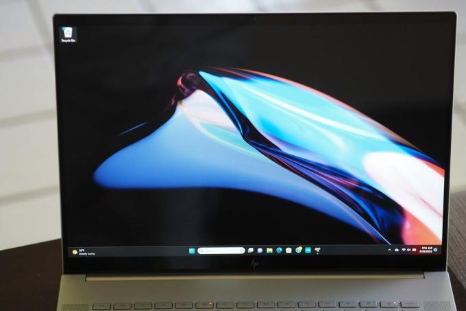 HP Envy 13 2023 のディスプレイを示す正面図。