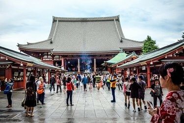 Туристы с телефонами в Китае