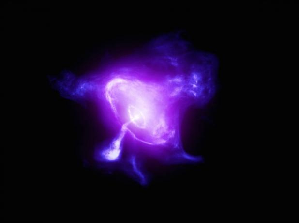 A Rák-köd ezen képe egyesíti a NASA Imaging X-ray Polarimetria Explorer (IXPE) bíborvörös és a NASA Chandra X-ray Obszervatóriumának sötétlila színű adatait.