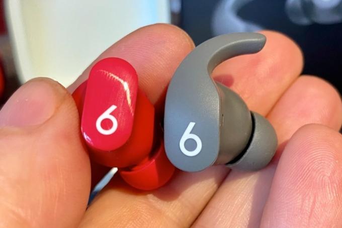 Beats Studio Buds рядом с Beats Fit Pro.