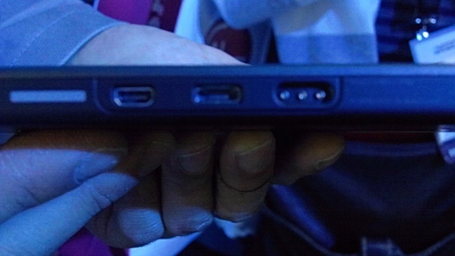 blackberry-playbook-ports-bottom-ces-2011