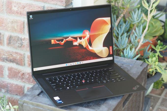 Lenovo ThinkPad X1 Extreme Gen 5, вид спереду під кутом, на якому видно дисплей і клавіатуру.