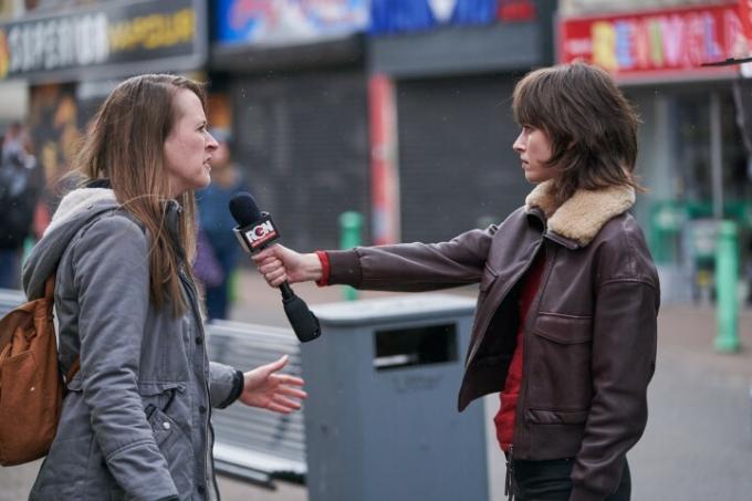 『宣言なき戦争』では、屋外で別の女性にインタビューする女性。