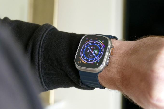 O Apple Watch Ultra usado no pulso de um homem.