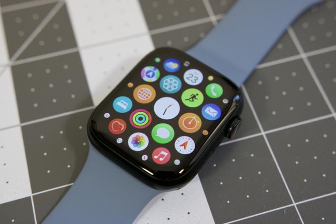 Een Apple Watch Series 8 met het scherm ingeschakeld.