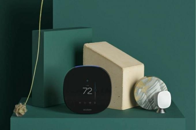 棚の上に置かれた Ecobee サーモスタット。