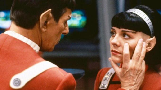 Spock coloca a mão no rosto de Kim Cattrall em Star Trek 6: The Undiscovered Country.