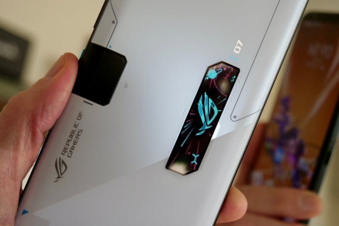 A tela ROG Vision do Asus ROG Phone 7 Ultimate.