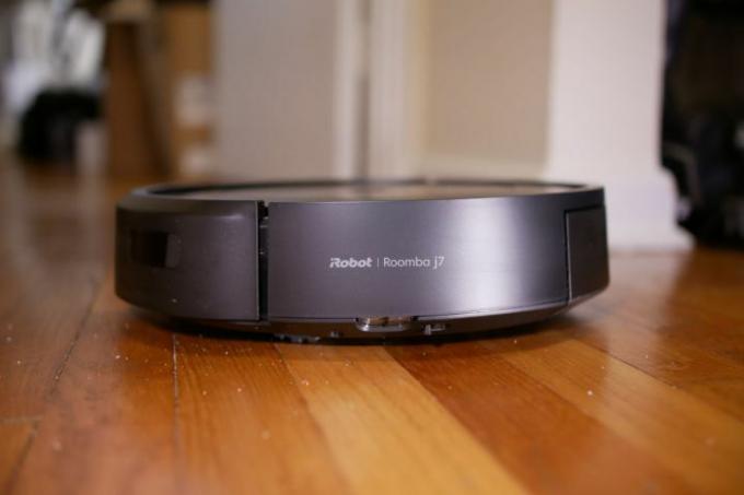 الشعار والاسم على iRobot Roomba j7+.