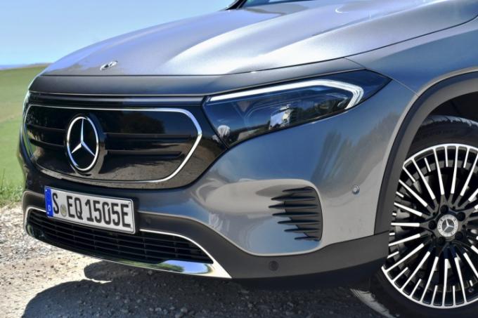 2022 Mercedes-Benz EQB'nin ızgarası.