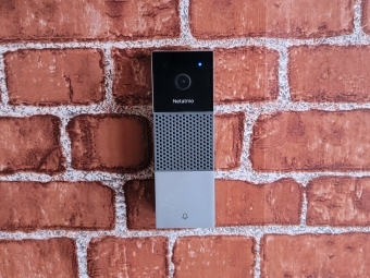 Campainha de vídeo Netatmo montada em tijolo