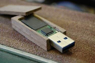 Close-up do stick USB na mesa