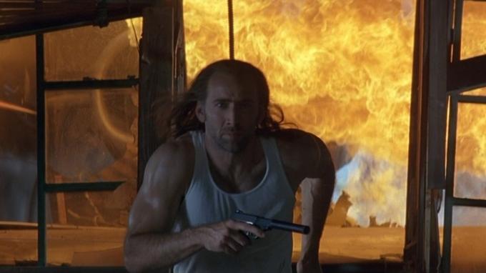 『コン・エアー』で爆発から逃げるキャメロン・ポーを演じたニコラス・ケイジ。