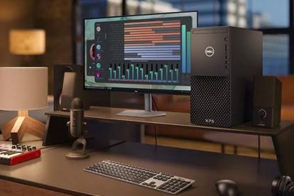 Um desktop Dell XPS ao lado de um monitor sendo usado para fins de edição.