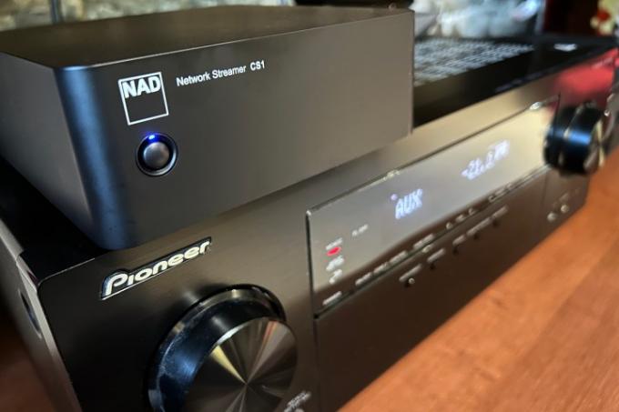 Pioneer AV 리시버에 연결된 NAD CS1 엔드포인트 네트워크 스트리머.