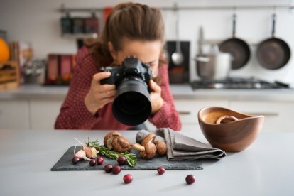 Sondaggio sulle tendenze della fotografia Canon, fotografa di cibo per donne che scatta un primo piano di funghi