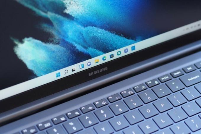 Et nærbillede af Samsung Galaxy Book Odysseys skærm og tastatur.