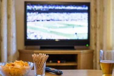 Fjernsyn, tv-kiggeri (baseballkamp) med snacks og alkohol